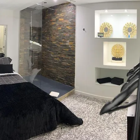 Modern & 3 Minutes From The River דירה *