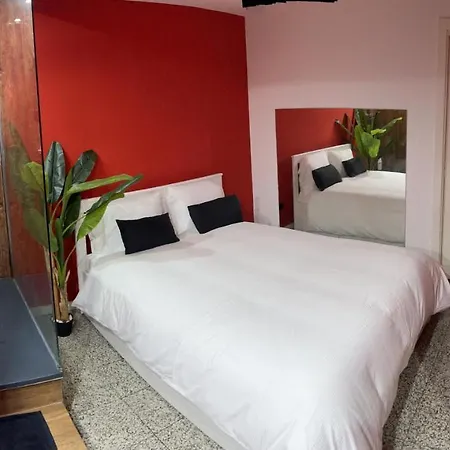 Modern & 3 Minutes From The River