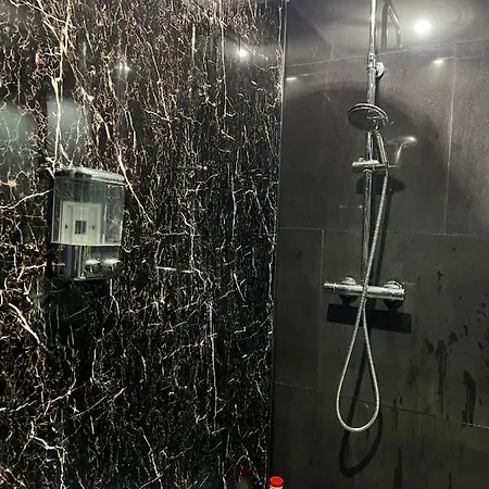 Modern & 3 Minutes From The River Apartment