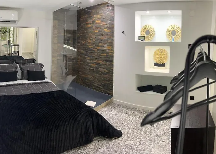 Modern & 3 Minutes From The River Apartment *