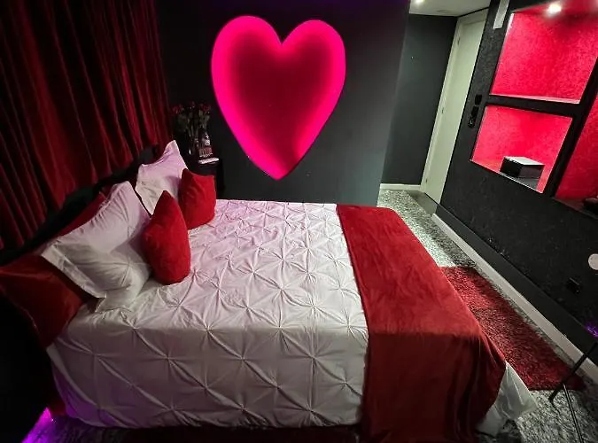 Modern & 3 Minutes From The River *